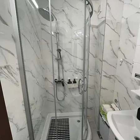 Andrea Mali Mokri Lug